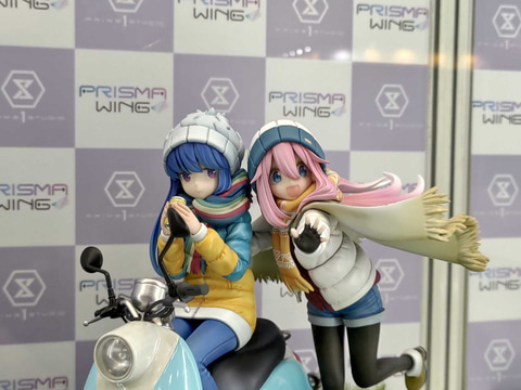 ゆるキャン△」より、なでしこと志摩リンのフィギュアが「PRISMA WING