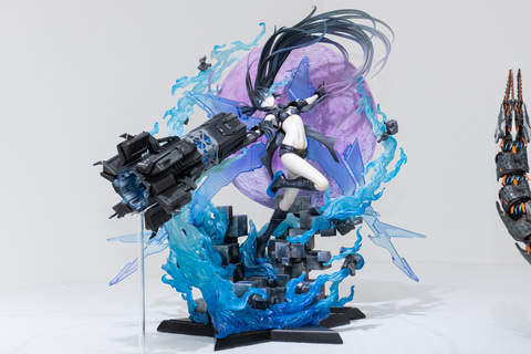 ブラックロックシューター DAWN FALL」より月を背に駆ける「エンプレス