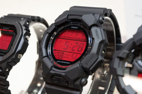 G-SHOCK、ブラックに“赤い液晶”を組み合わせた新作 - Impress Watch