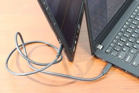 USB Type-Cケーブル1本で繋がるモバイルモニターが便利!! どこでも