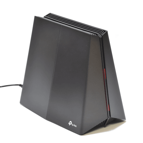 独特な「三角形」の本格ゲーミングルーターが登場、高コスパな6GHz対応