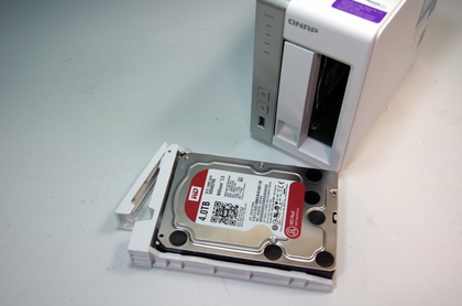 清水理史の「イニシャルB」】 2ベイ2万円＋2ポート200MB/s 2ベイNASの