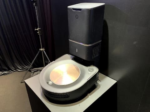 ルンバ初のD型シェイプ、デザインを一新し壁際にも強くなった「ルンバ