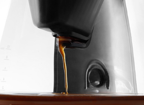 デロンギ、アイスコーヒーモードを搭載した砂時計デザインのコーヒー