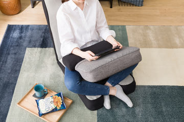 中川政七商店とカリモクが共同開発した座椅子とちゃぶ台 - 家電 Watch