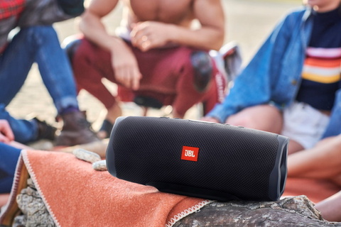 大容量7500mAhバッテリー搭載の防水Bluetoothスピーカー「JBL CHARGE4