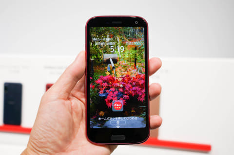 ドコモ、デュアルカメラ搭載で5G対応の「らくらくスマートフォン F-52B