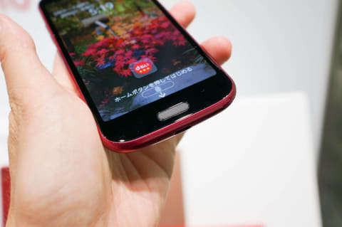 ドコモ、デュアルカメラ搭載で5G対応の「らくらくスマートフォン F-52B