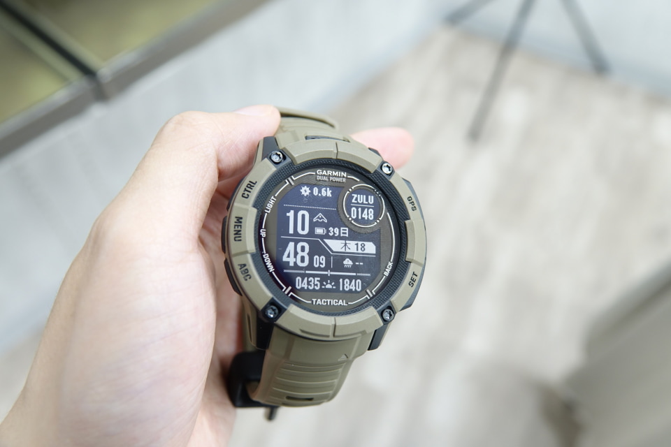 ガーミン、弾道計算やフラッシュライト装備のスマートウォッチ