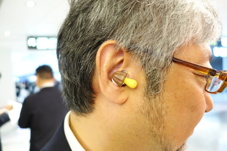 きのこの山」のワイヤレスイヤホン、数量限定で3月26日発売 - ケータイ