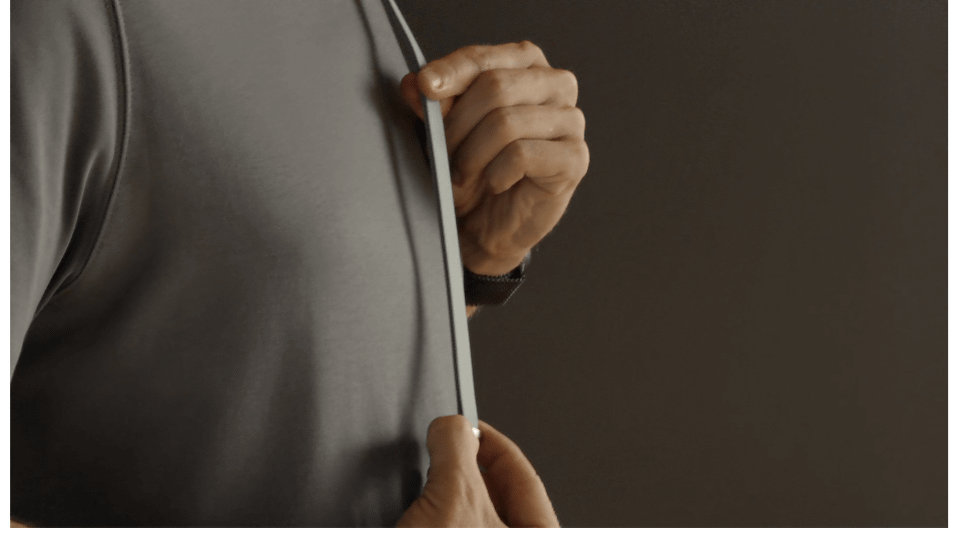 Apple初、iPhone用に肩掛けタイプの純正クロスボディストラップが登場