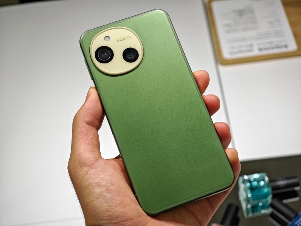 写真で見る「AQUOS sense10」と「Xrostella VR1」] - ケータイ Watch