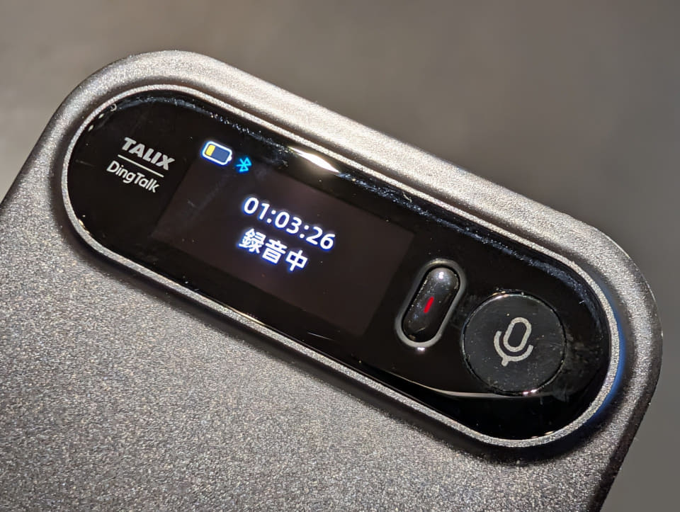 磁石でスマホにくっつくカードサイズのAIボイスレコーダー「TALIX