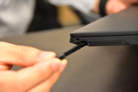 山田祥平のRe:config.sys】「世界最軽量追求に意味はある」868gのペン