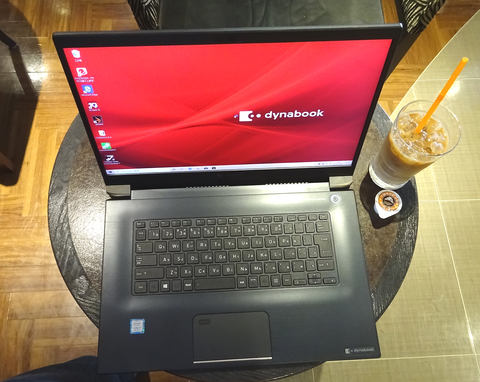 Hothotレビュー】15.6型でもモバイルできる1.399kgのクラムシェル