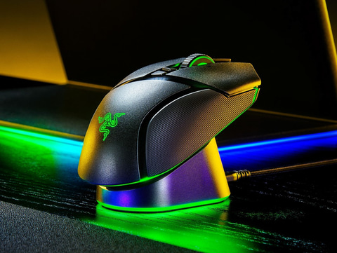 Razer、多ボタン無線ゲーミングマウス「Naga V2 Pro」と無線充電ドック