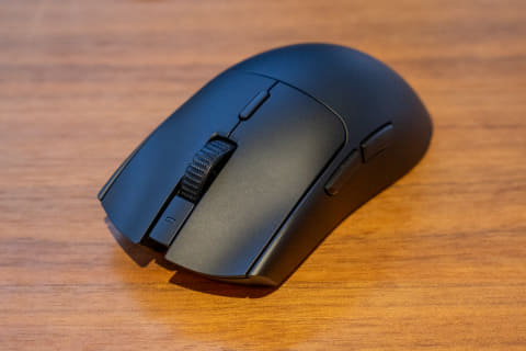 Razer、軽さ82gでフラグシップセンサー搭載の乾電池式無線ゲーミング