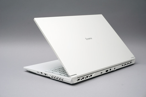 メモリ32GBで11万円台！さわやかホワイトな15.6型ノート ～パソコン