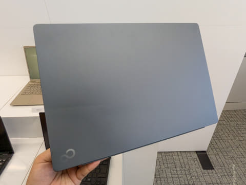 富士通、家中どこでも使える薄型軽量の16型ノート。14型モバイルノート