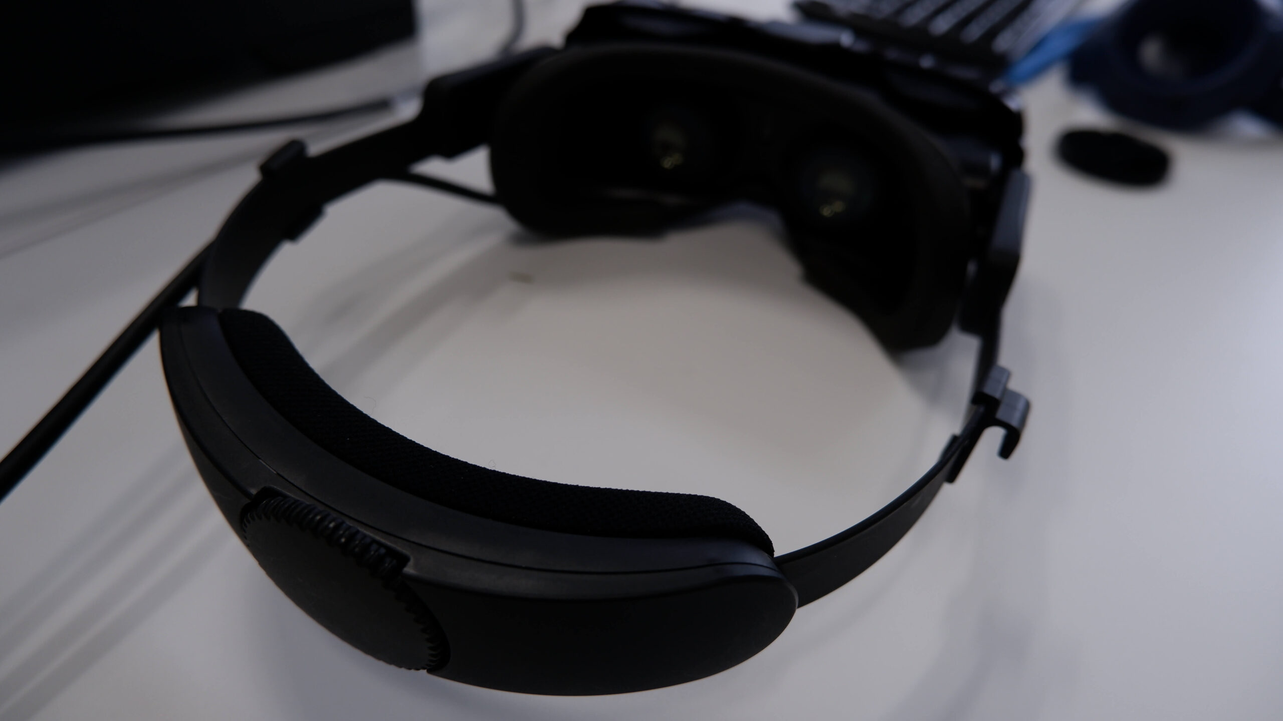 軽さと高画質が光る1台。「arpara VRヘッドセット」体感レビュー | PANORA