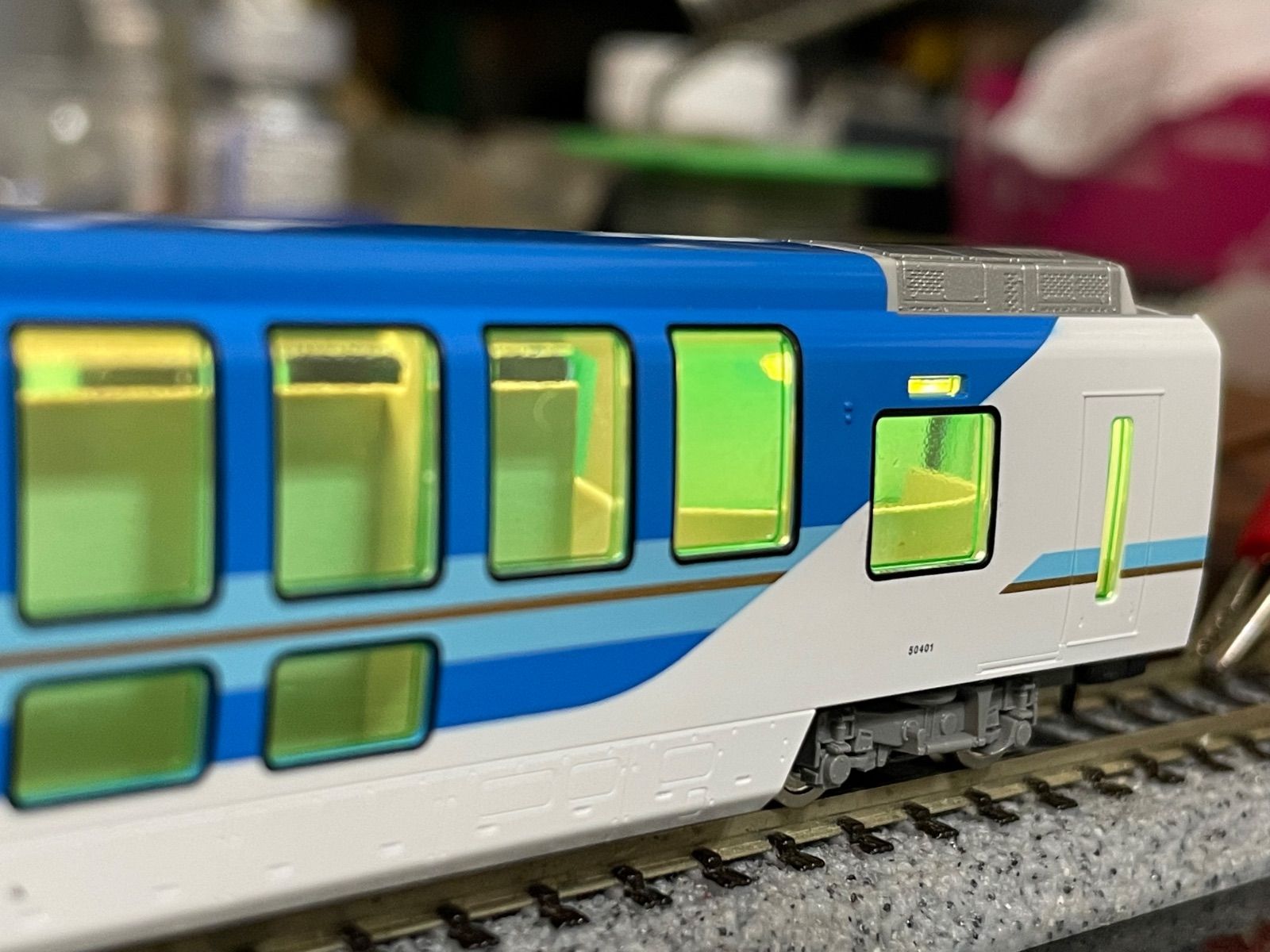 TOMIXのしまかぜに室内灯を装着します - メルカリ