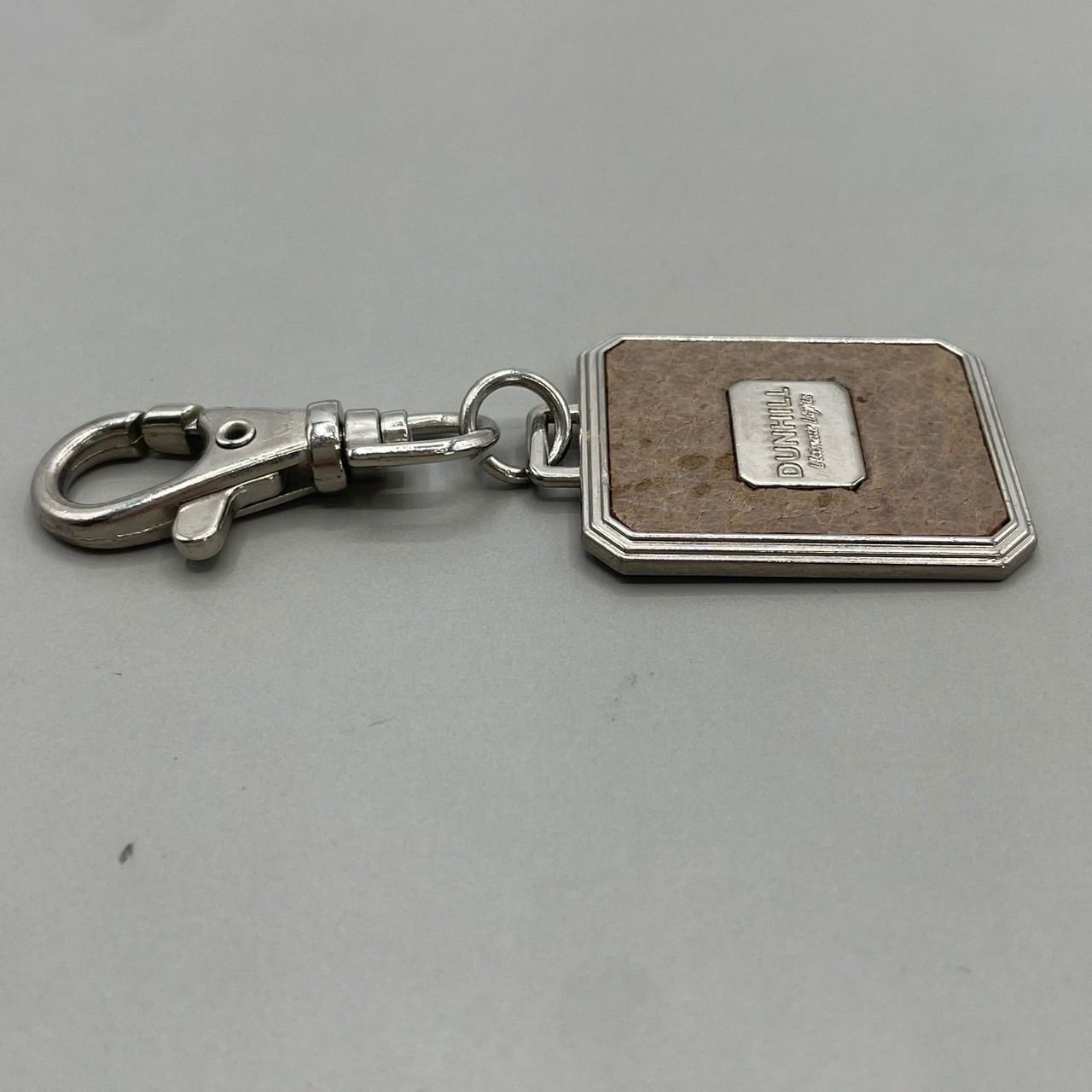美品 Dunhill ダンヒル キーホルダー チャーム ロゴ型押し レザー