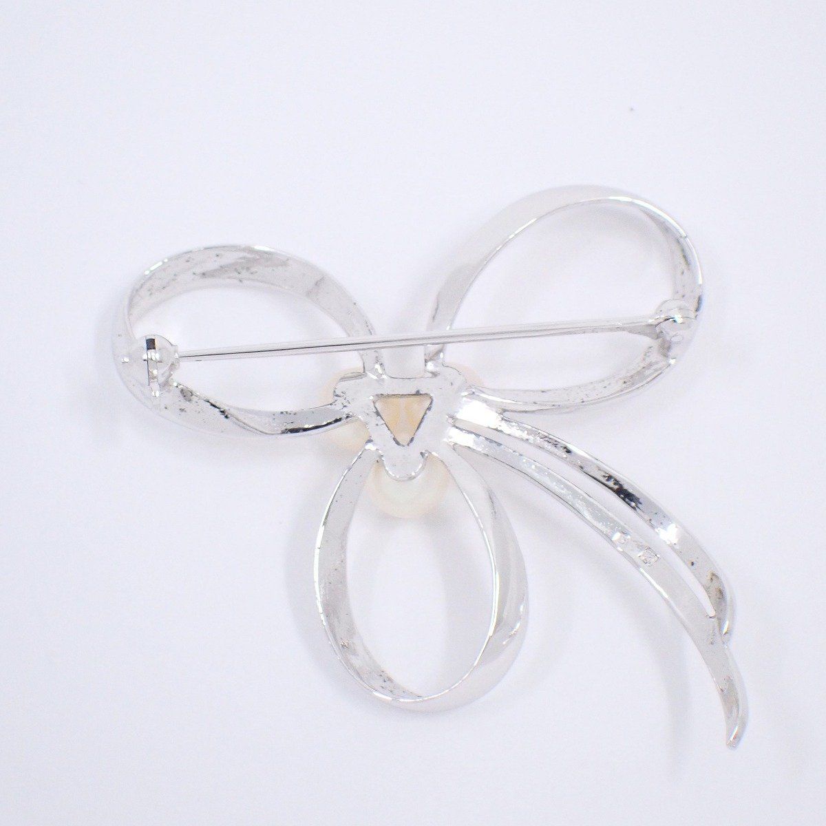 MIKIMOTO ミキモト リボンモチーフ ブローチ シルバー/パール3粒【い