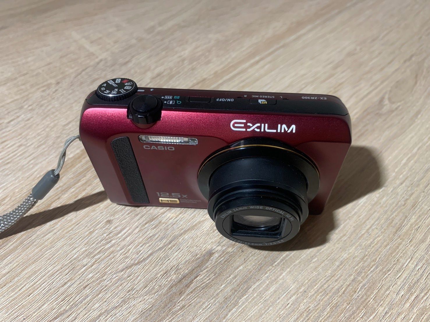 8499 Casio EXILIM EX-ZR300 レッド デジカメ 動作確認済み やや訳アリ