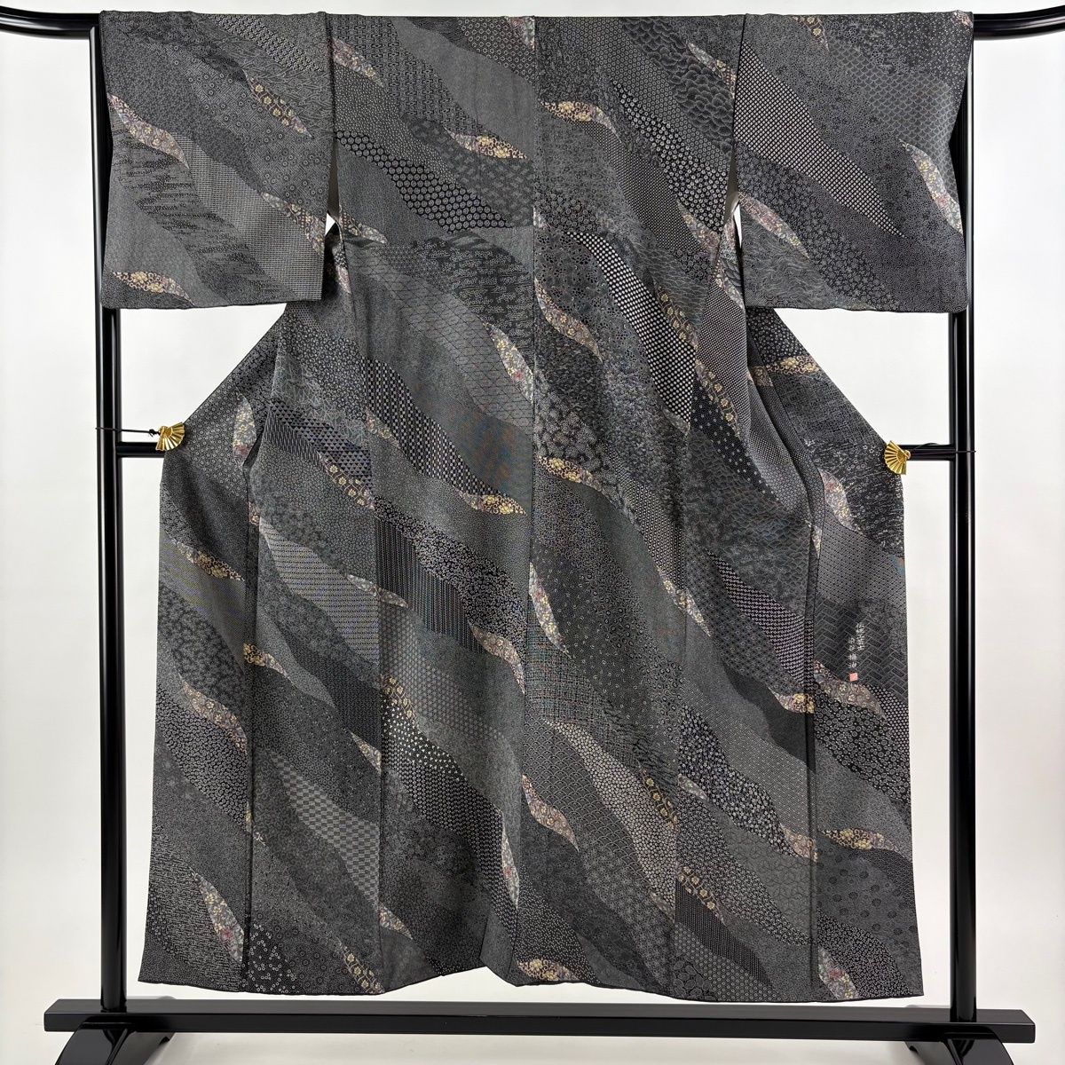 美品】 小紋 身丈152cm 裄丈66cm M 袷 染谷梅治 落款 花唐草 寄せ柄 黒
