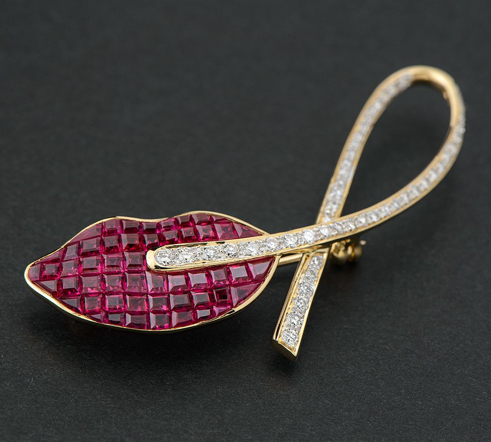 ミステリーセッティング リーフモチーフ ルビー ブローチ - メルカリ