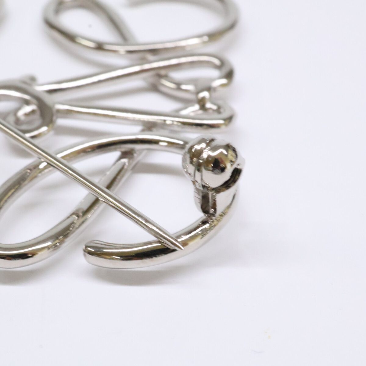 LOEWE シルバー リボンブローチ LOEWE リボンモチーフ ブローチ