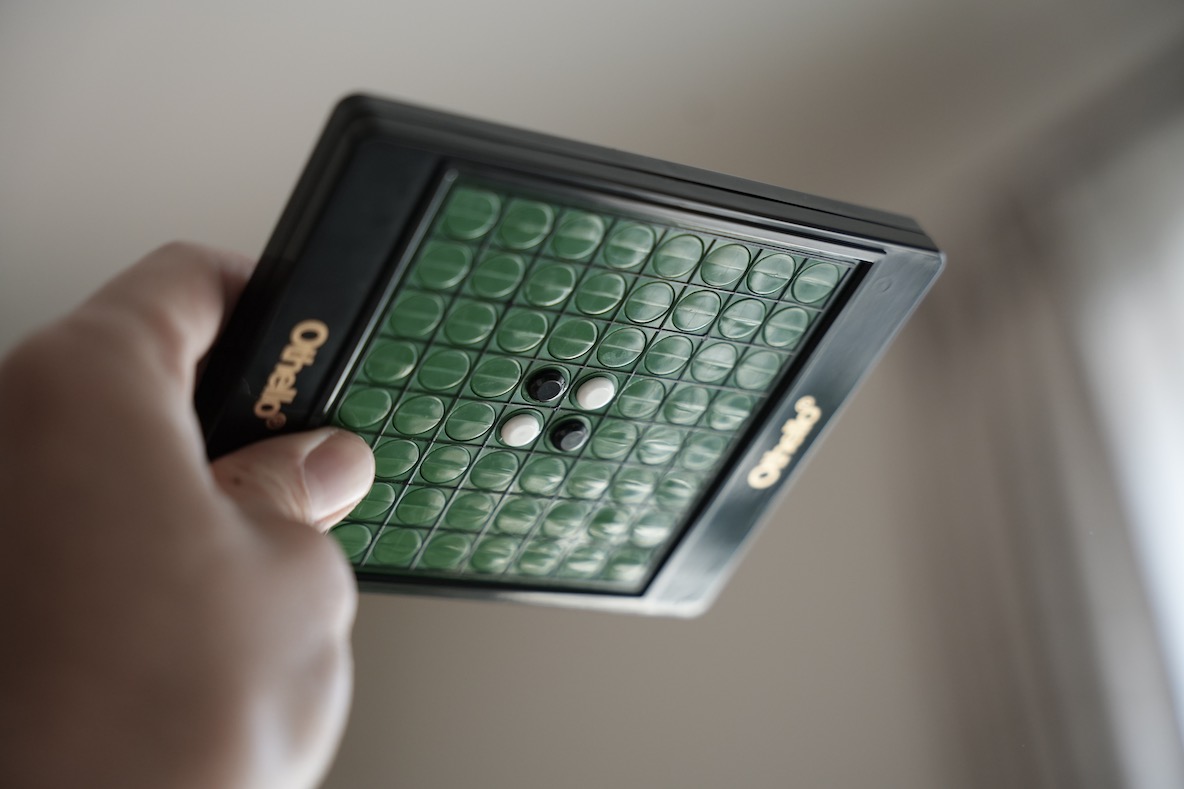 手のひらサイズの「オセロ」が移動時間の暇つぶしにうってつけ。旅行の