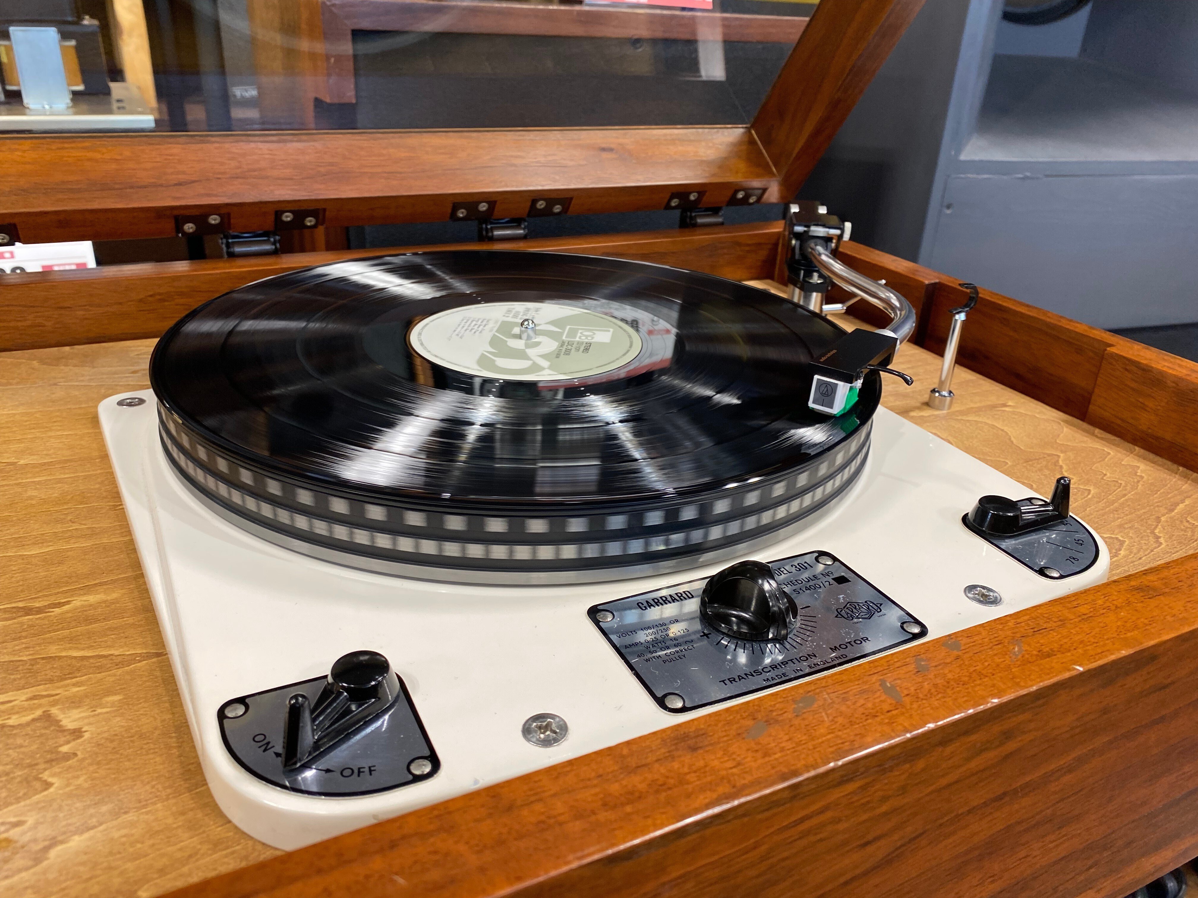 第336回／頼まれてレコードプレーヤーを探すことになった8月[田中伊佐