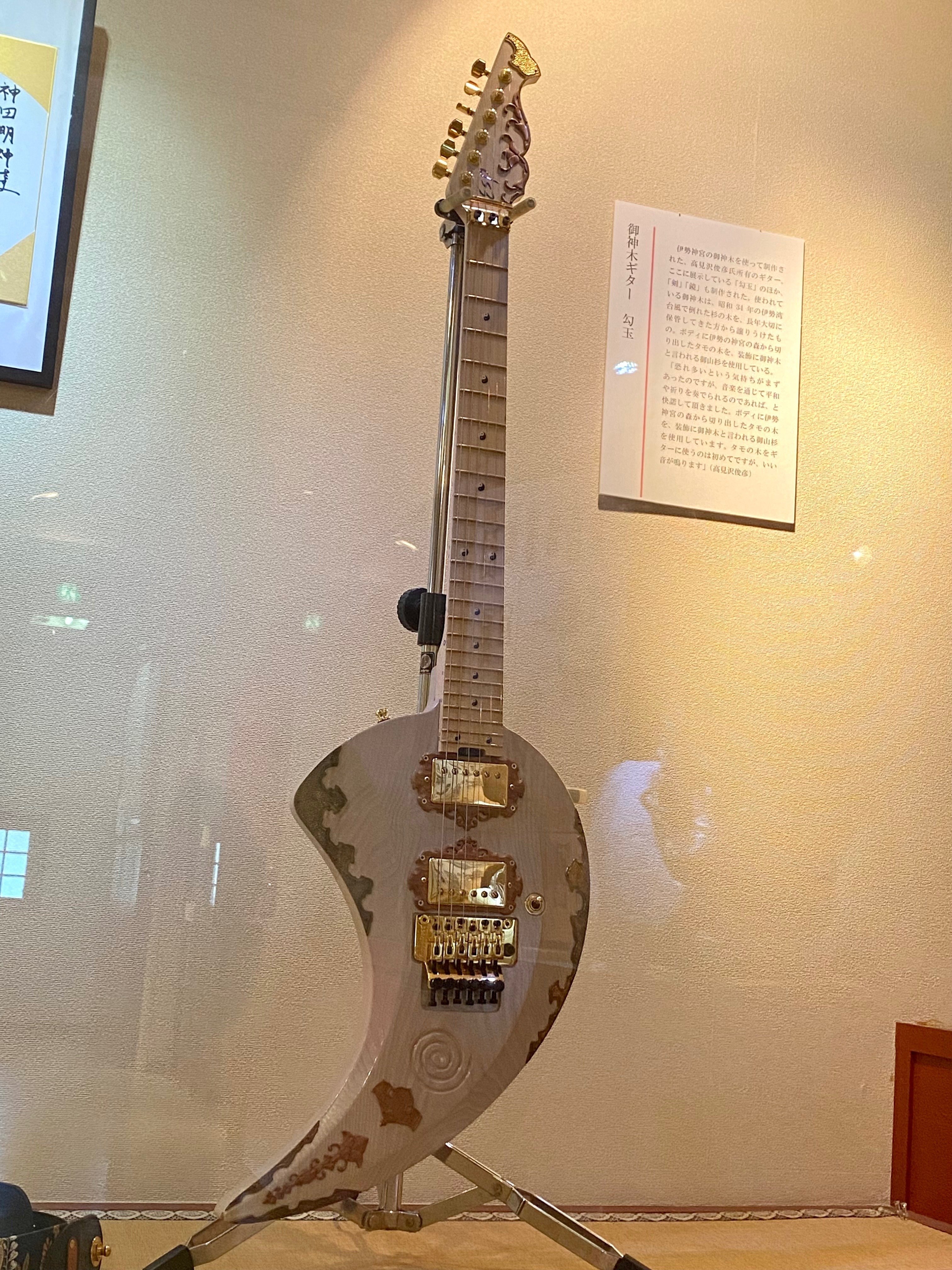 日本の神々展で御神木ギターを撮りまくる｜伊藤ミユキ
