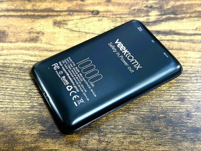薄くて軽量ながら10000mAh、3ポート搭載、LEDディスプレイも付いた
