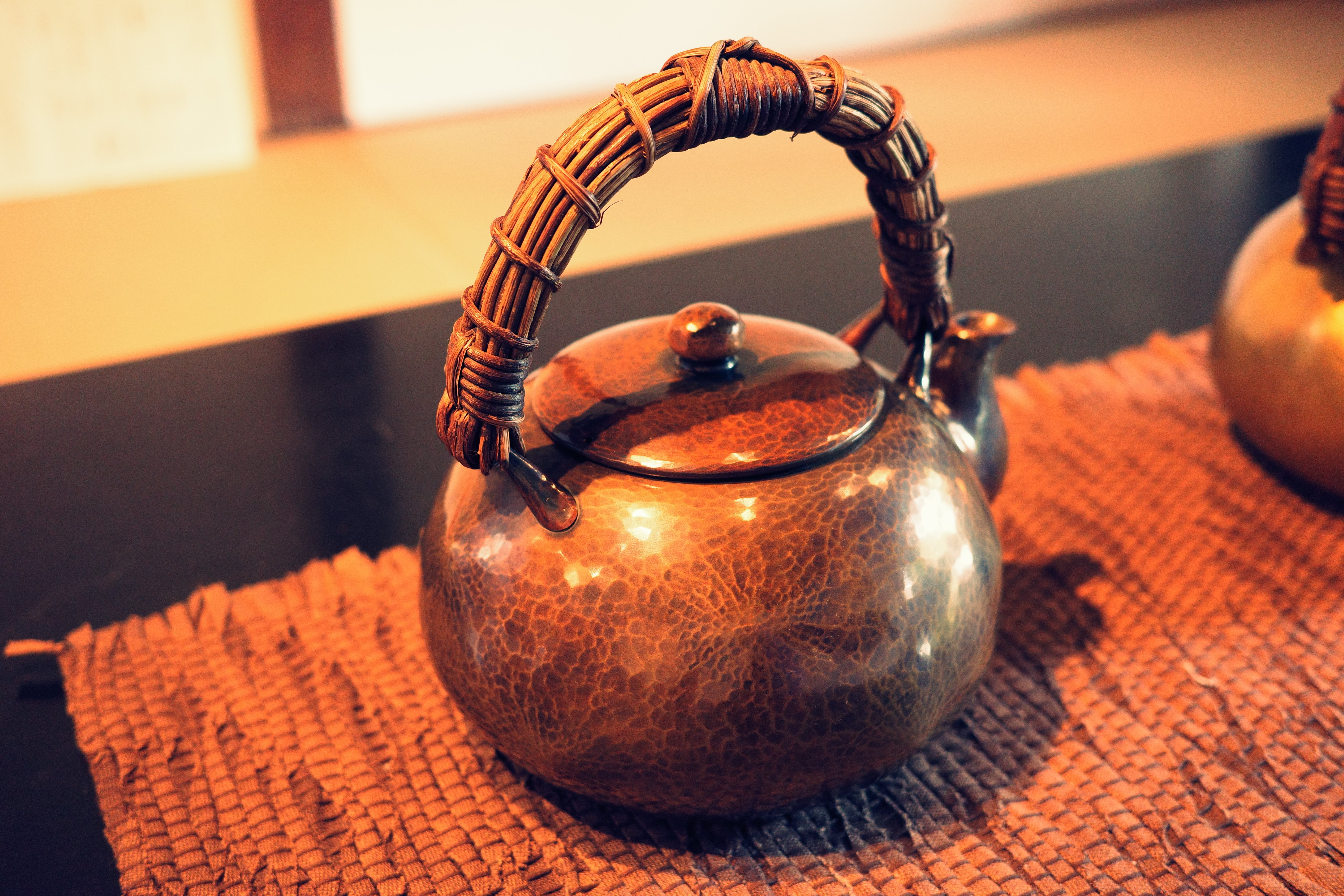 旅日記】一枚の銅板を叩いて作る「うつわ」、鎚起銅器を求めて玉川堂へ