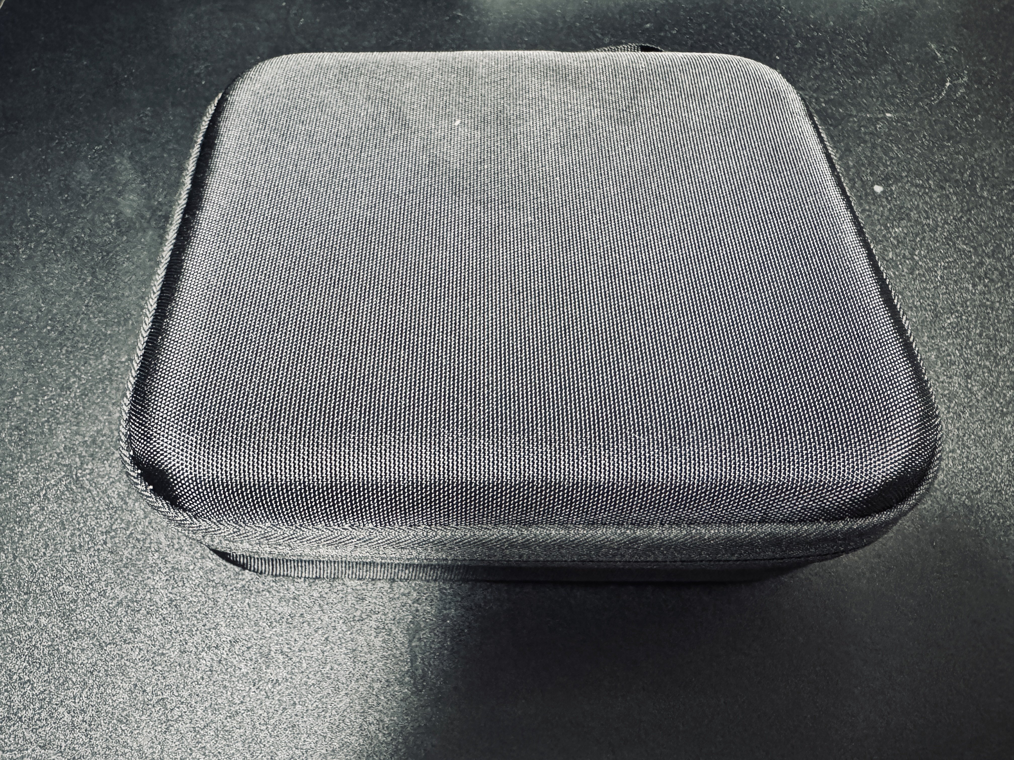 これで持ち運びも安心。Logicool MX ERGO S 専用ハードケース｜ヨーケ