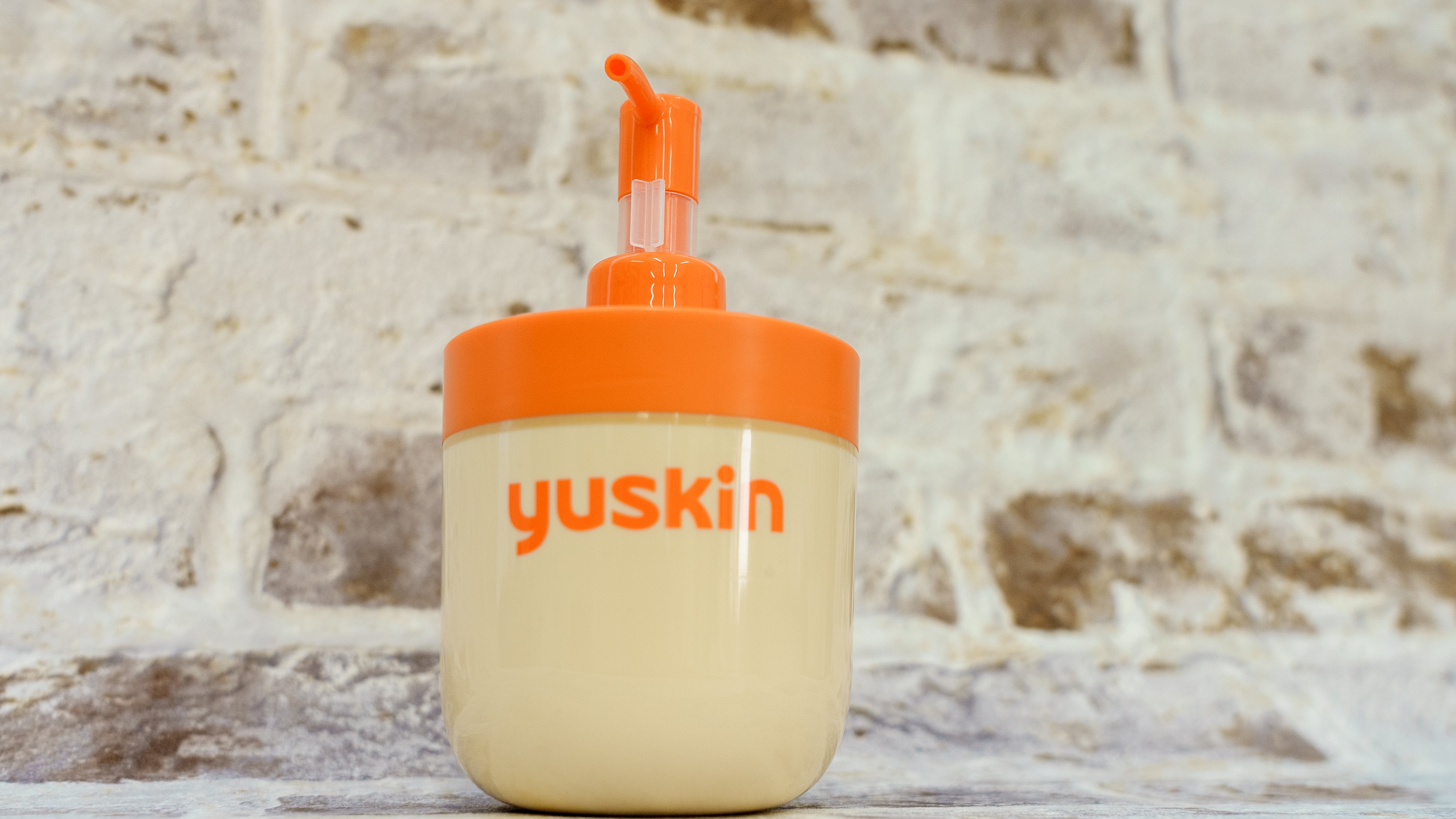 冬におすすめのハンドクリーム：ユースキンのポンプ式でしっかり保湿