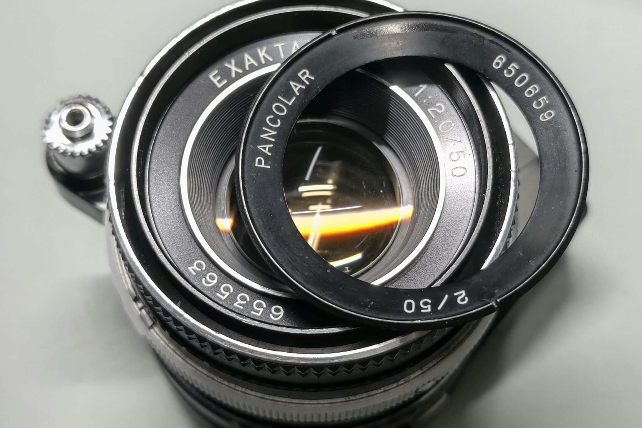 PANCOLARの皮をかぶったEXAKTA 50mm F2｜もとぴー