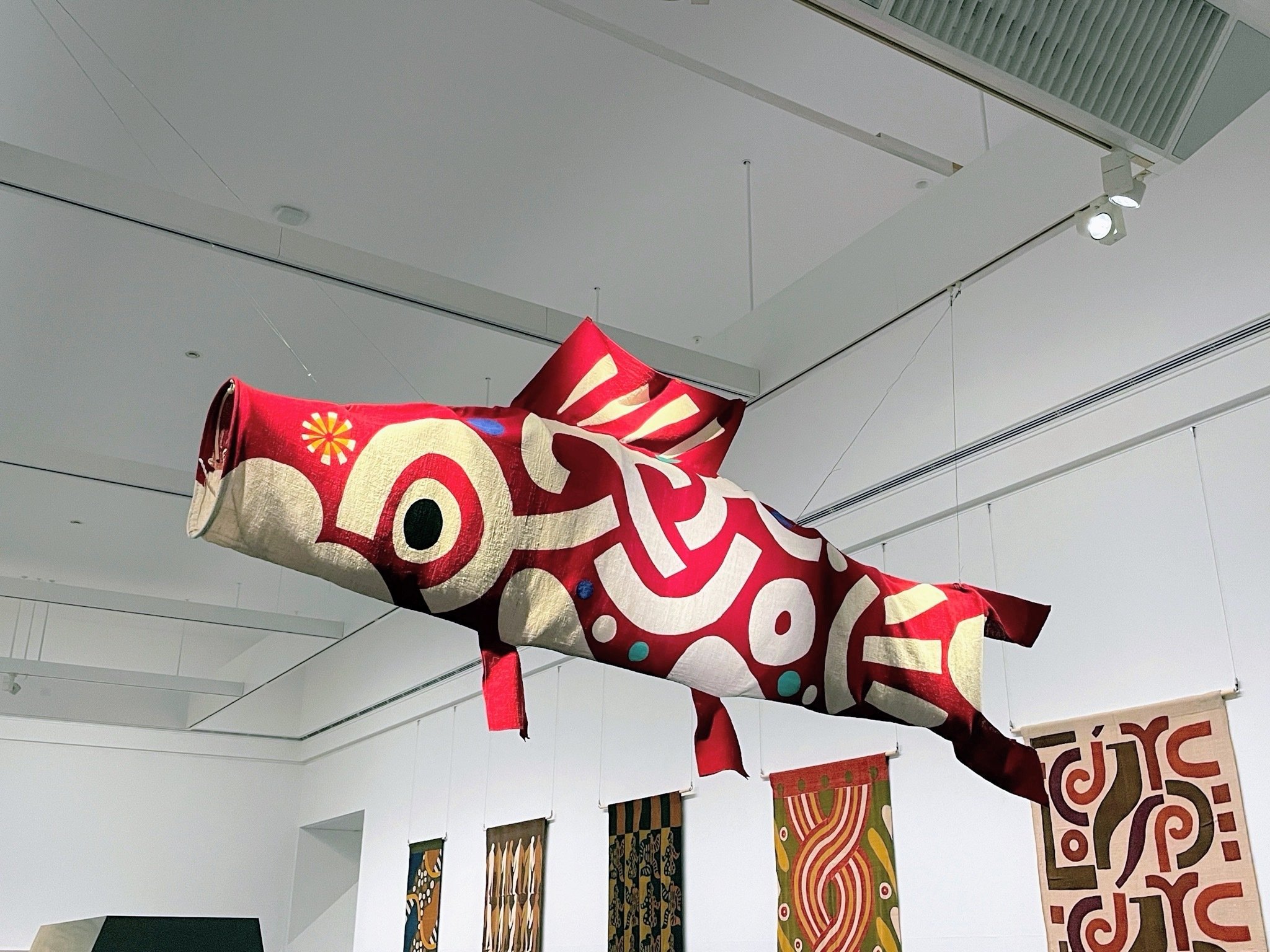 柚木沙弥郎 永遠のいま ／岡山県立美術館｜美術館とお寺と猫