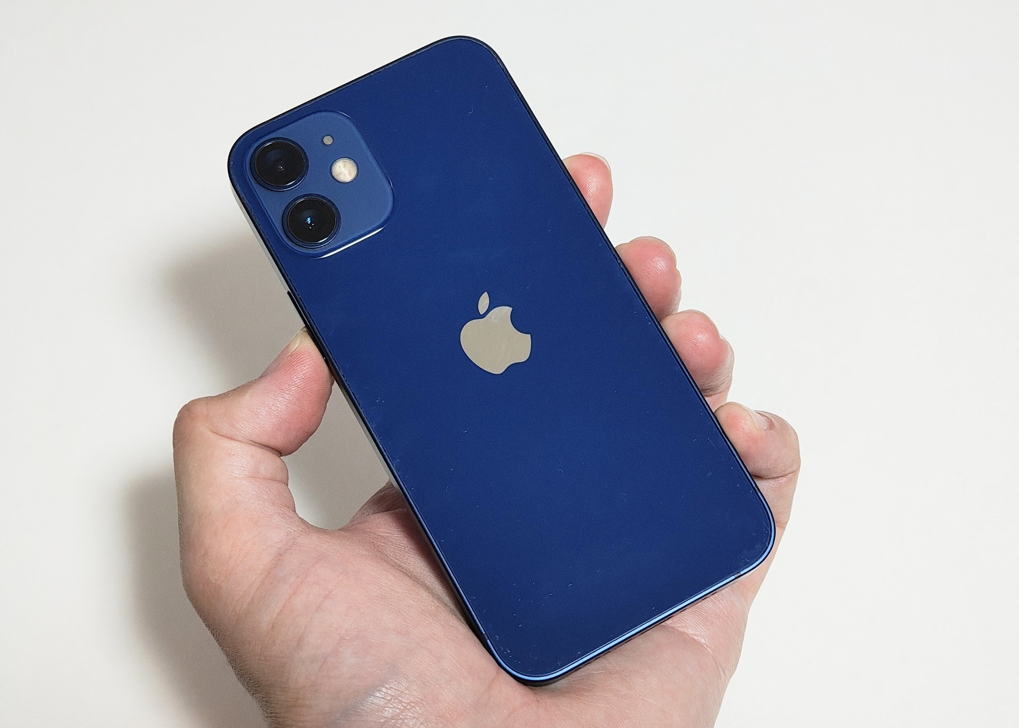 iPhone 12 miniを2026年にレビューする。処理性能は現役、サイズ最高