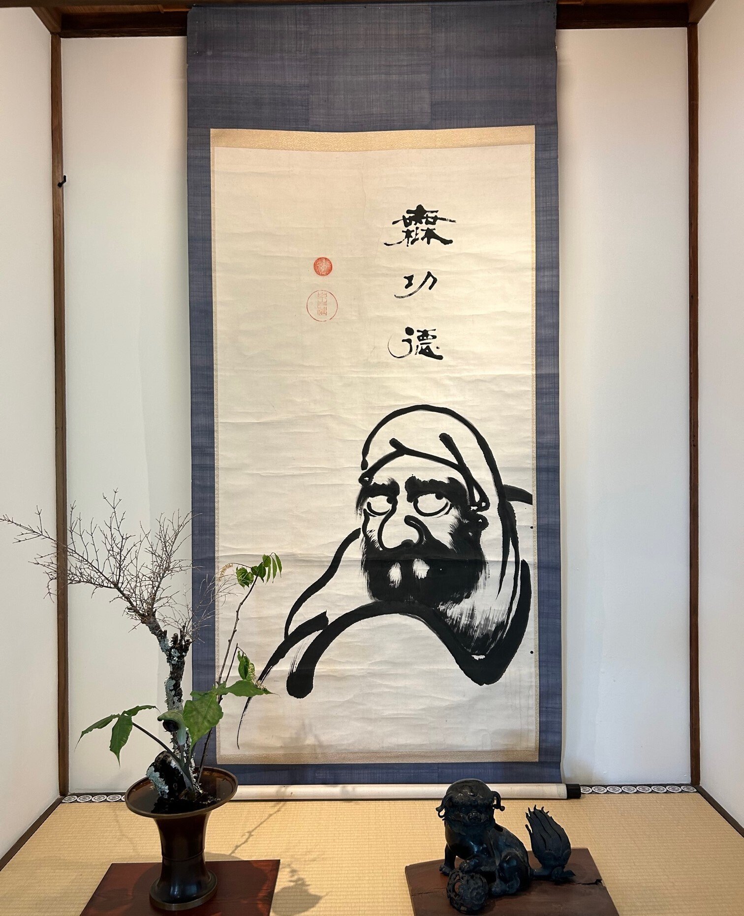 賑わうなか、達磨さんの御軸が存在感を顕す [西来院―達磨大師Ⅴ