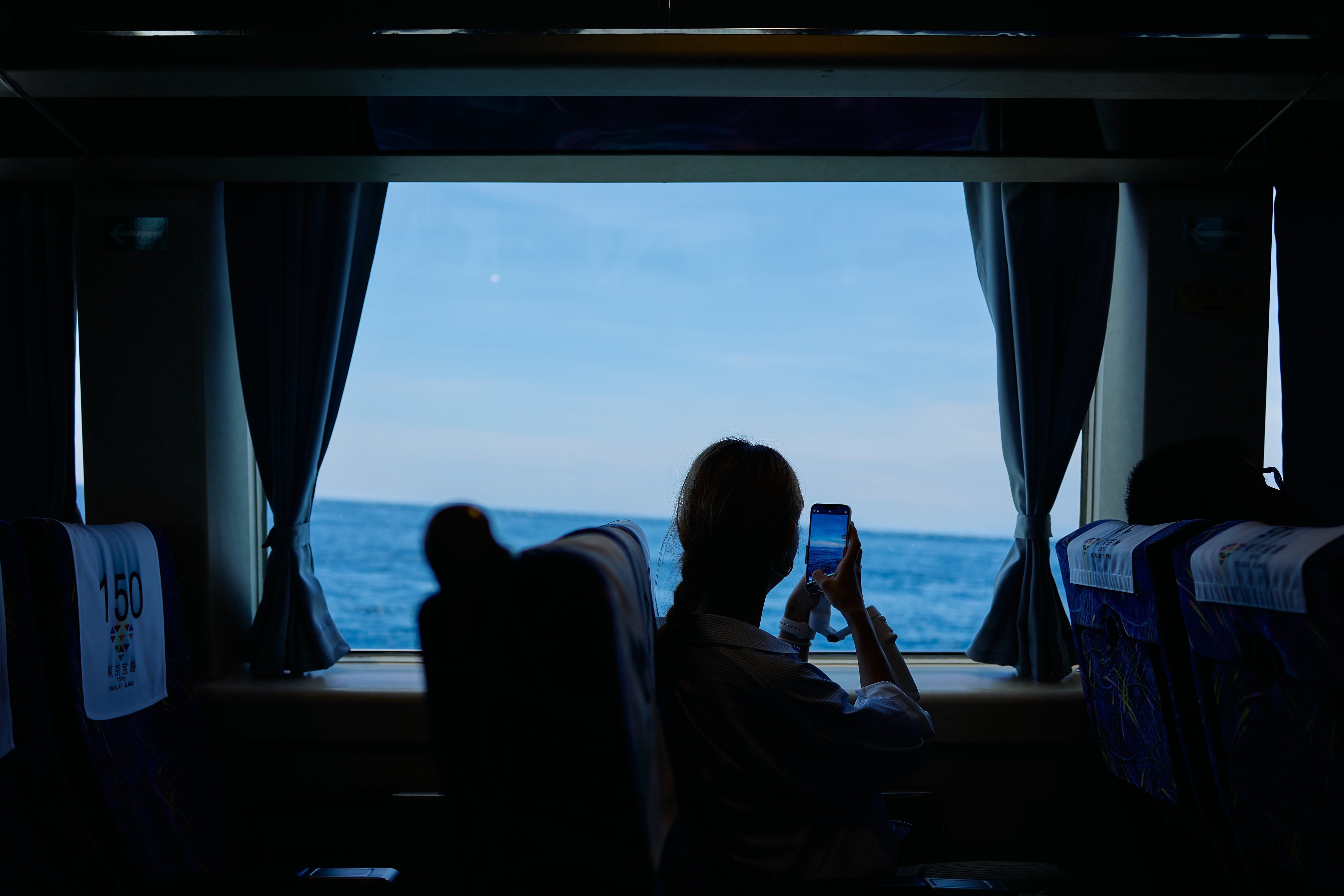 絵の具で描いたようなコバルトブルーの海が東京にあった|新島の海を