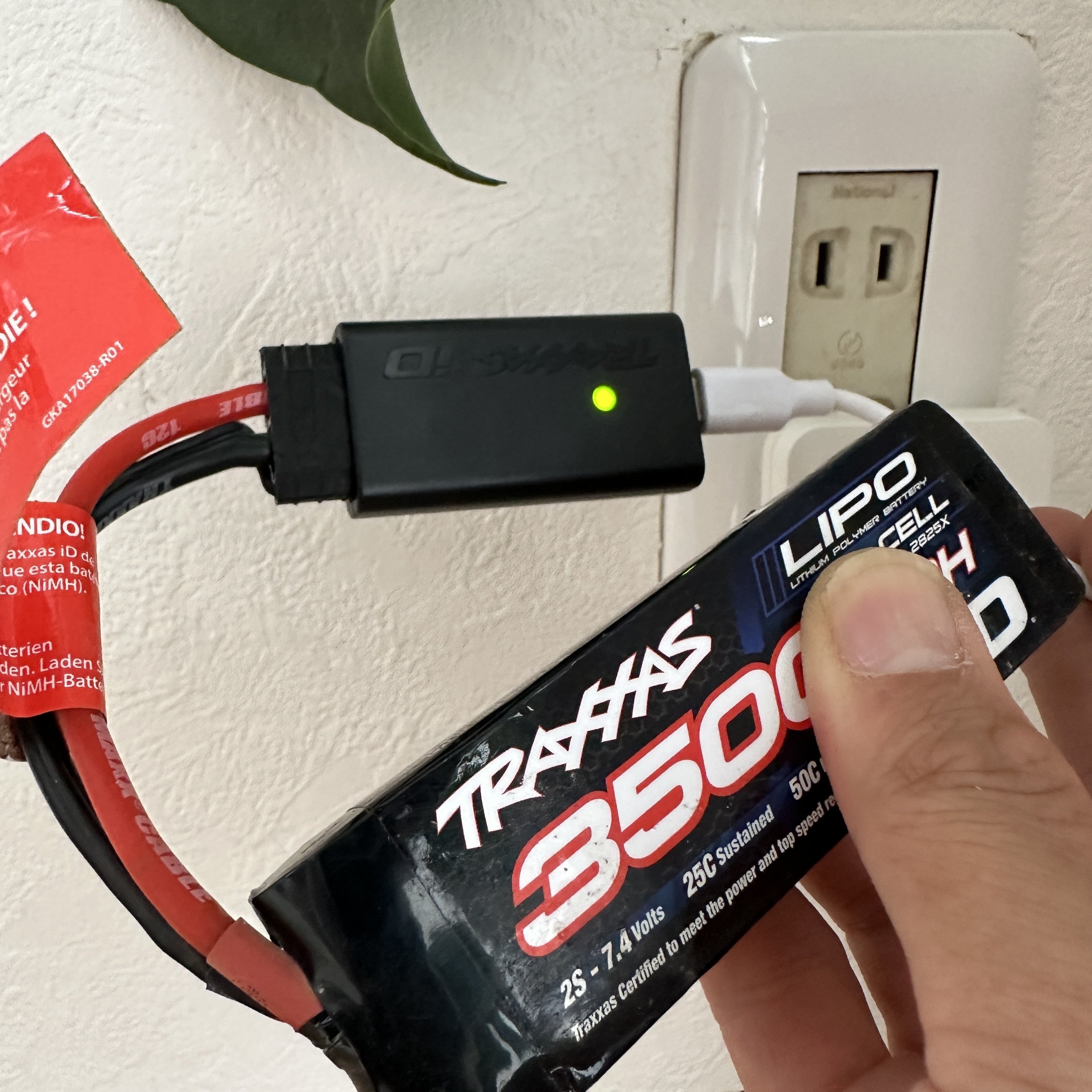 神アイテム発見】トラクサス専用バッテリーをスマホ充電器で充電する