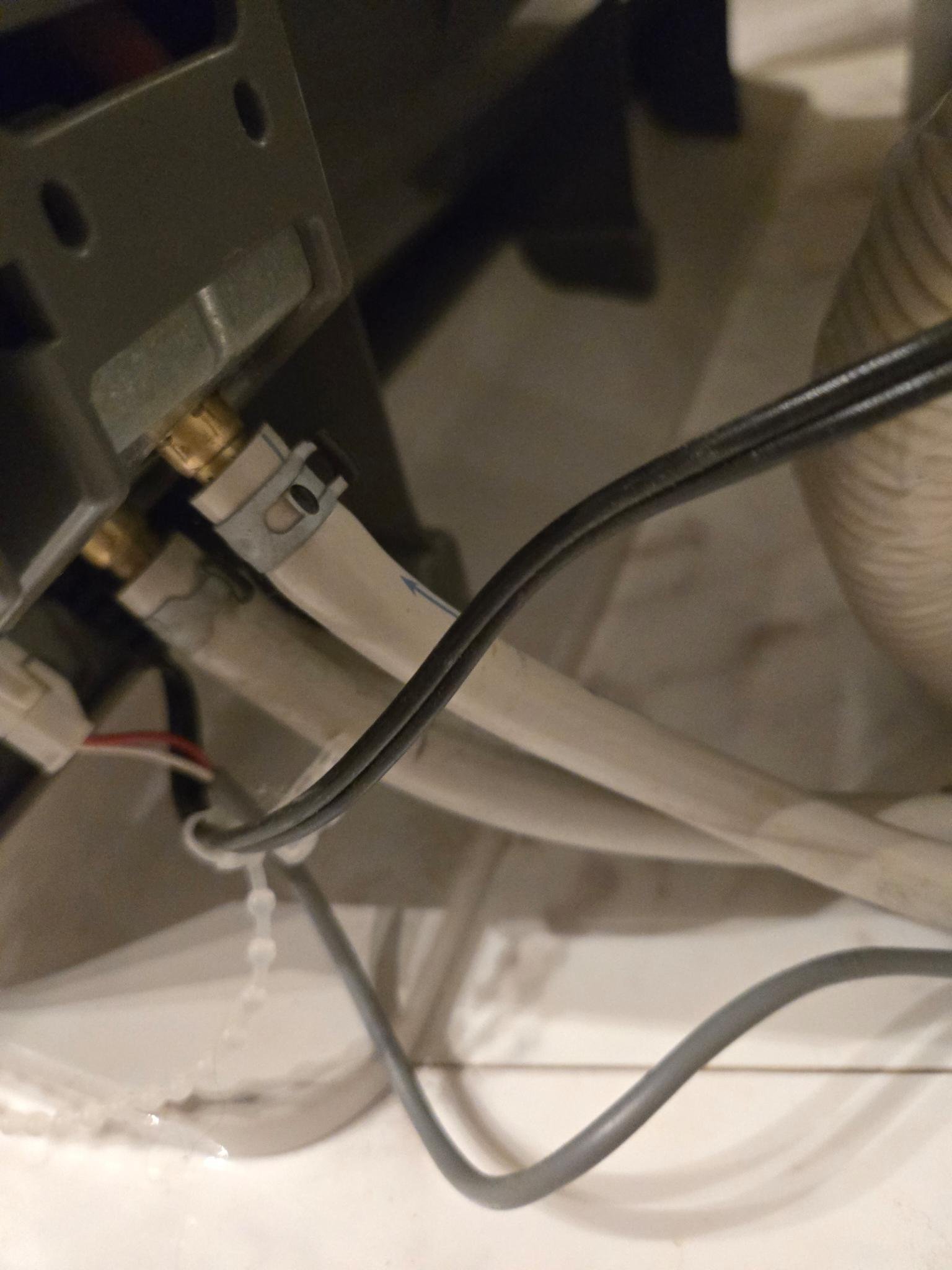 突然起きた！温水暖房ルームヒーターの水漏れ 対処法 NORITZ RH-5203