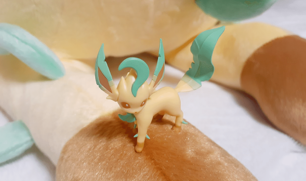 等身大リーフィアぬいぐるみ(寝そべり)を愛でる｜サエリ@リーフィアを