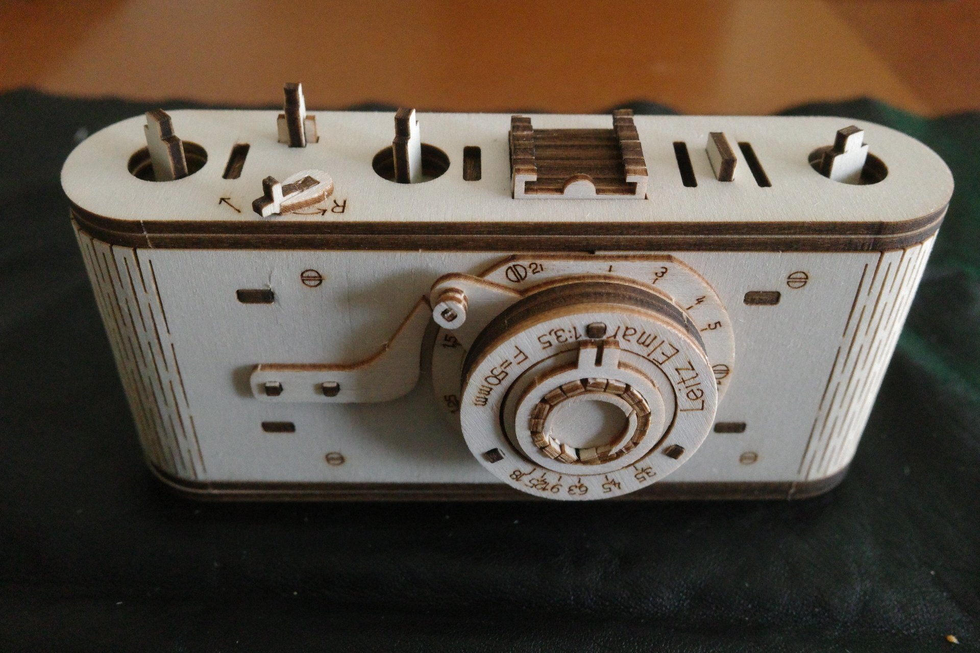 Leitz社創業100周年記念の木製パズル｜Harry Takei