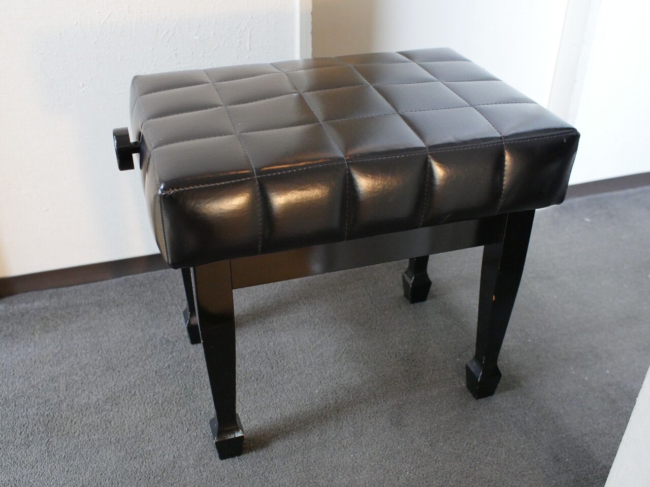 ドイツ・アンデクシンガー社製のコンサートピアノ椅子が白金ピアノ