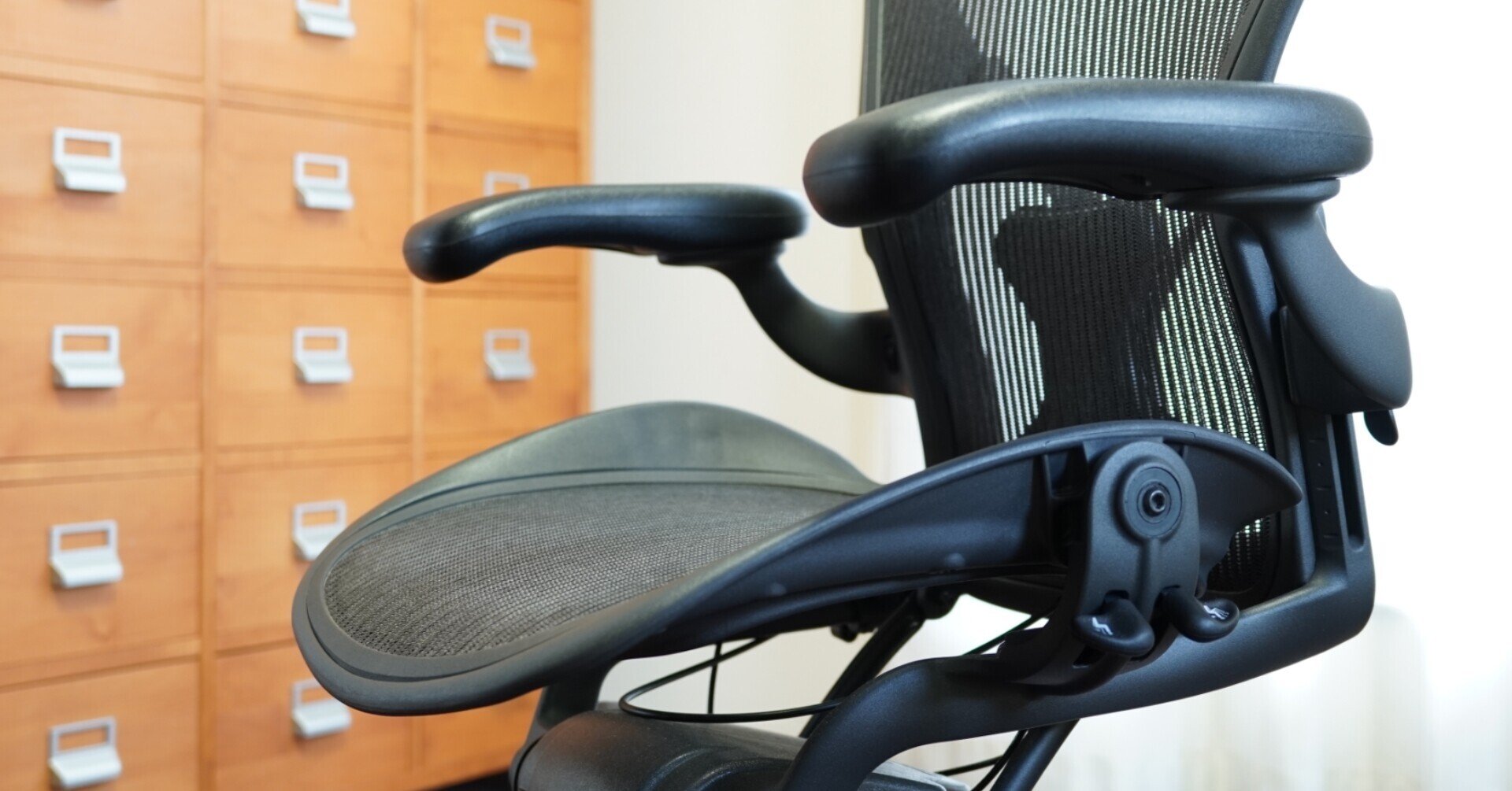 アーロンチェアが故障したので修理してもらった話｜Nobuki Inoue