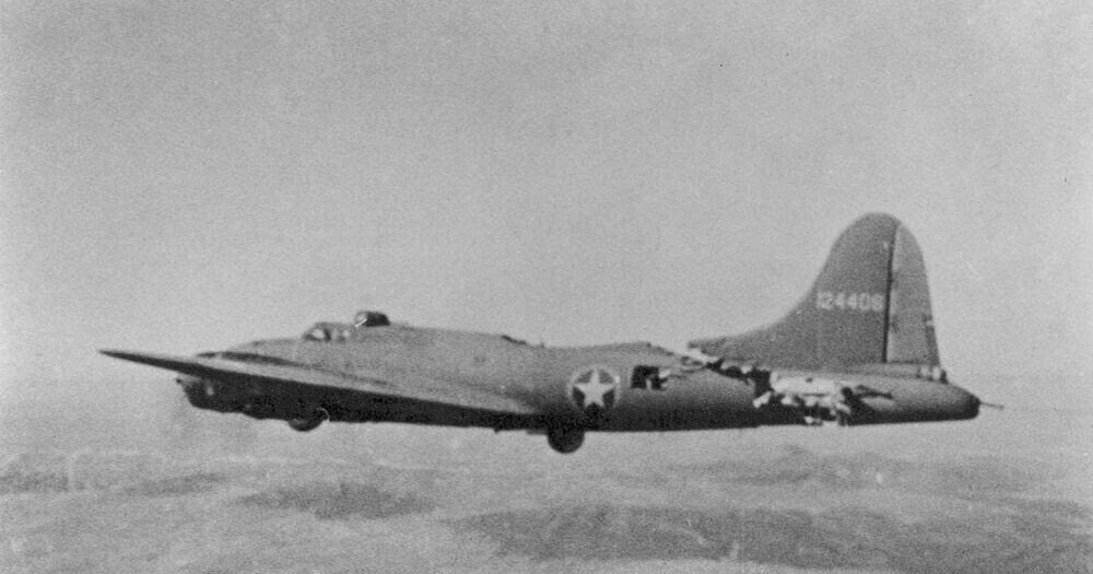 ボーイング B-17 フライング・フォートレス（1938）｜Gustav Papa